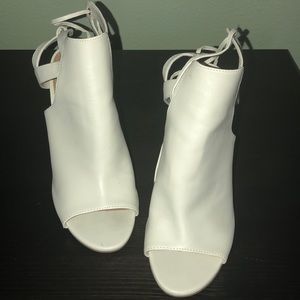 Size 8 1/2 gorgeous white peep toe heels